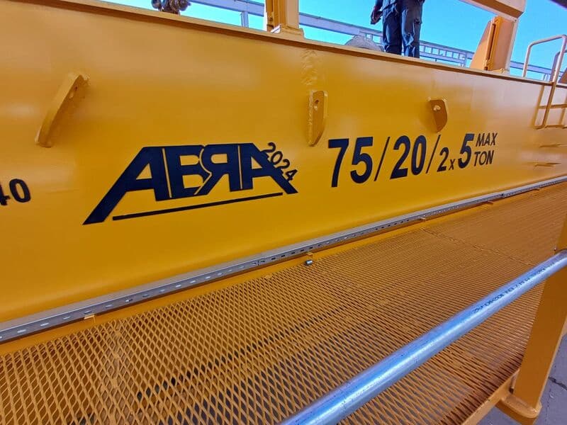 Crane rating plate showing capacity — duty class is the figure a rating plate does not carry