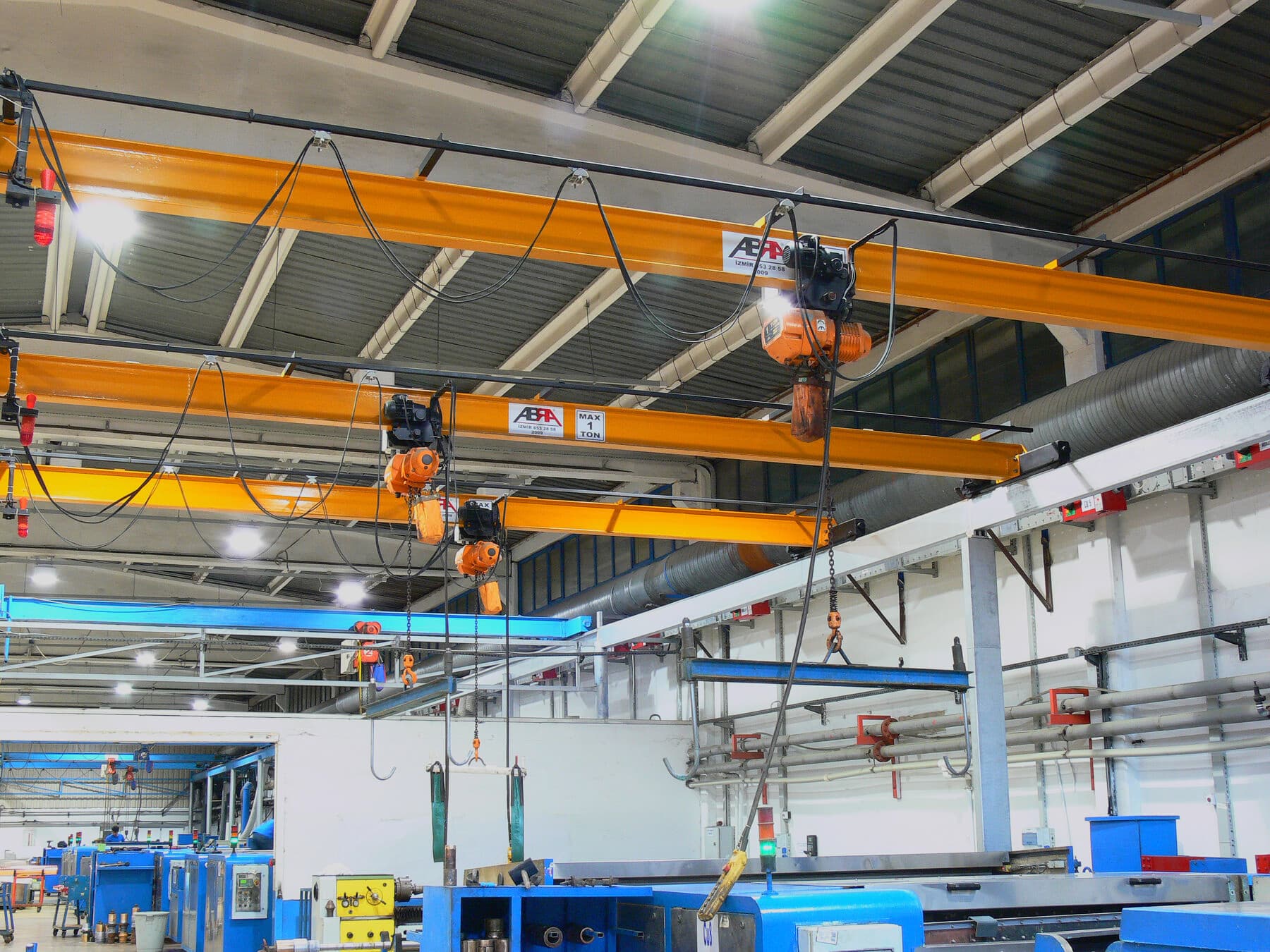 ABRA single girder overhead crane in a production hall